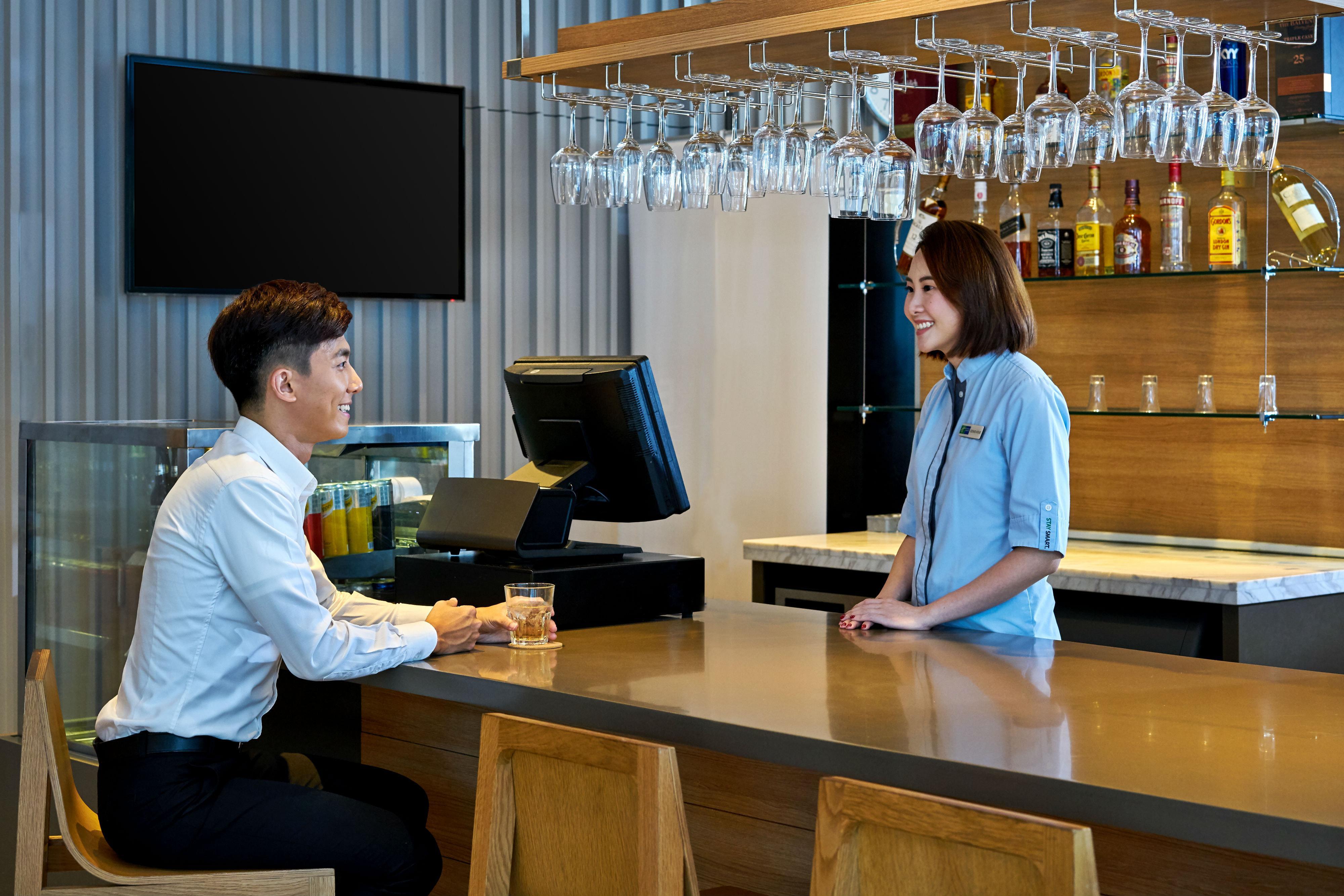 Holiday Inn Express Kota Kinabalu City Centre By Ihg Exterior foto