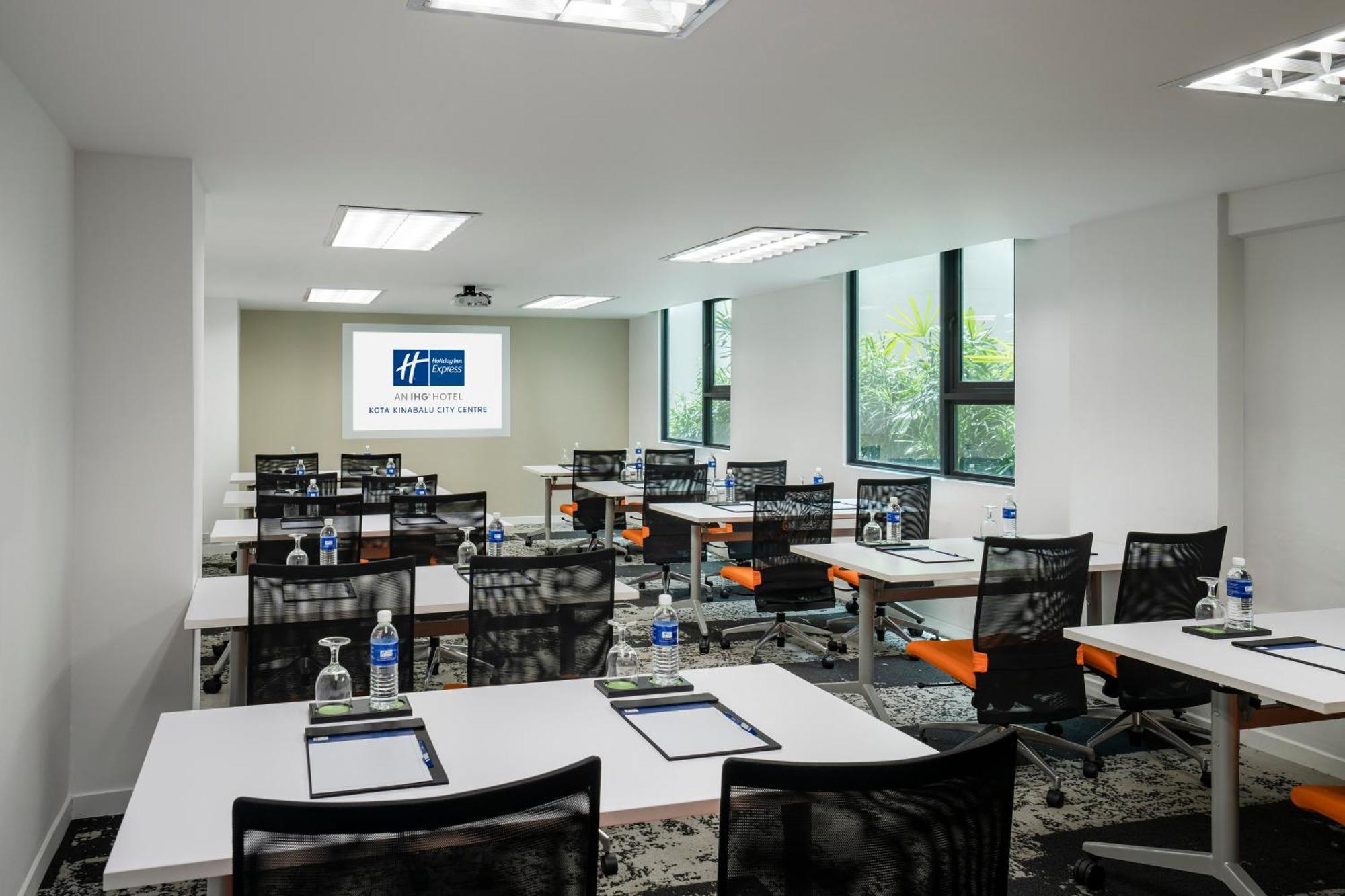 Holiday Inn Express Kota Kinabalu City Centre By Ihg Exterior foto